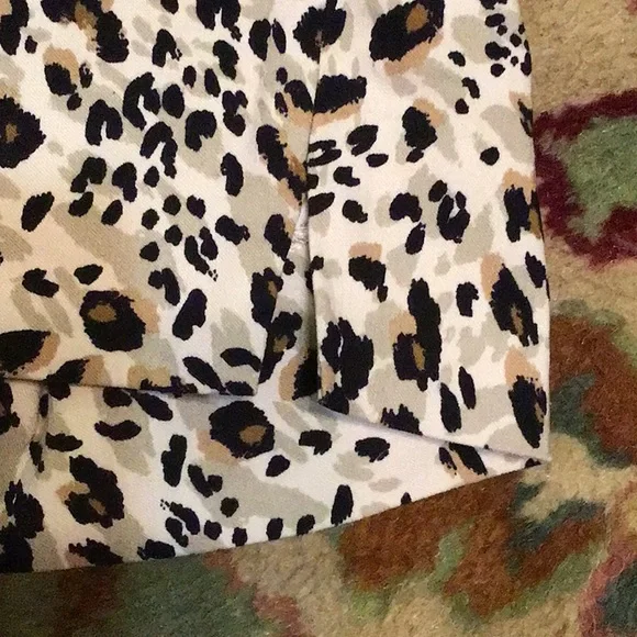 ZAC & RACHEL CHEETAH PRINT CAPRI PANTS WITH TUMMY-SLIMMING MESH PANEL. - Picture 8 of 10